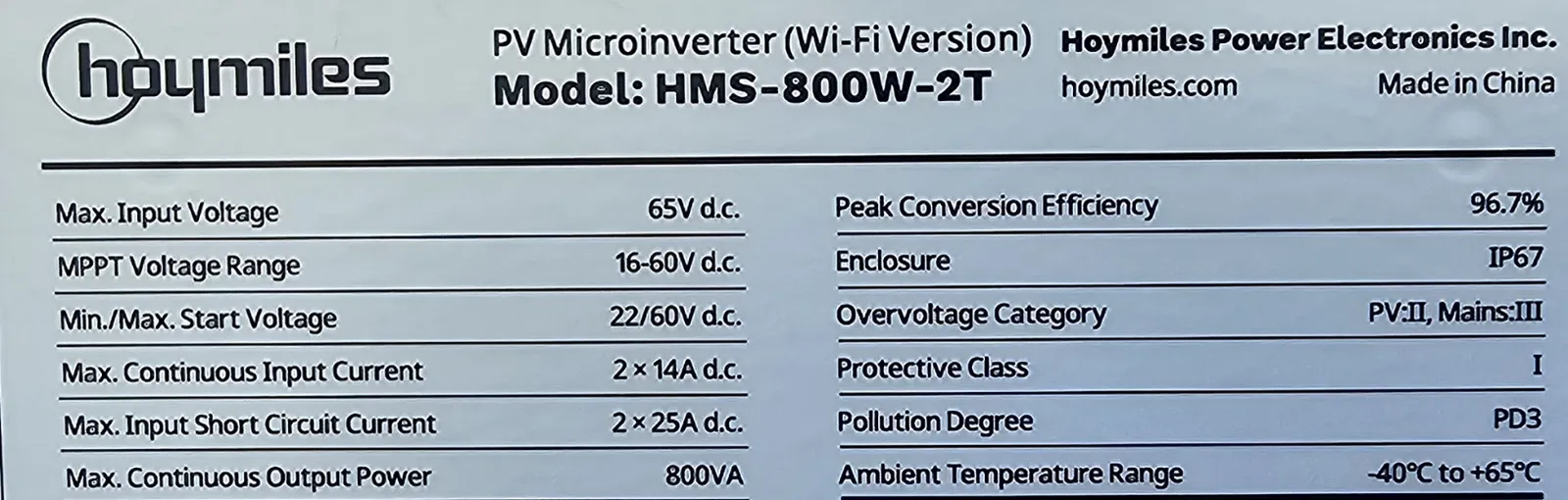 Typenschild des Wechselrichters: Modell HMS-800W-2T, maximale Dauerausgangsleistung 800 VA, dazu Eingangsspannungen, Eingangsströme und Wirkungsgrad.