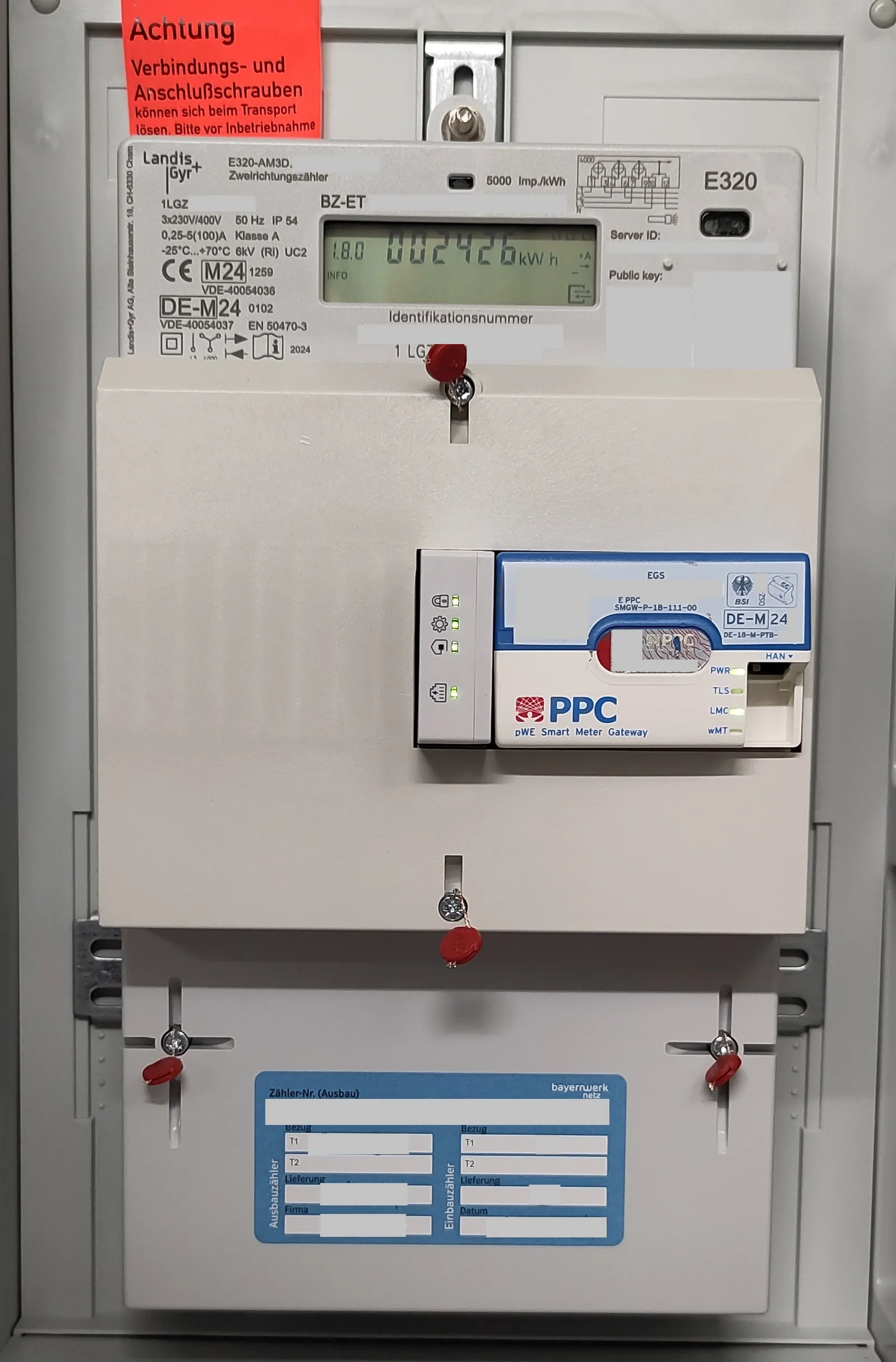 Intelligentes Messsystem für eine PV-Anlage: oben ein elektronischer Zweirichtungszähler, darunter das Smart-Meter-Gateway, im Zählerschrank.