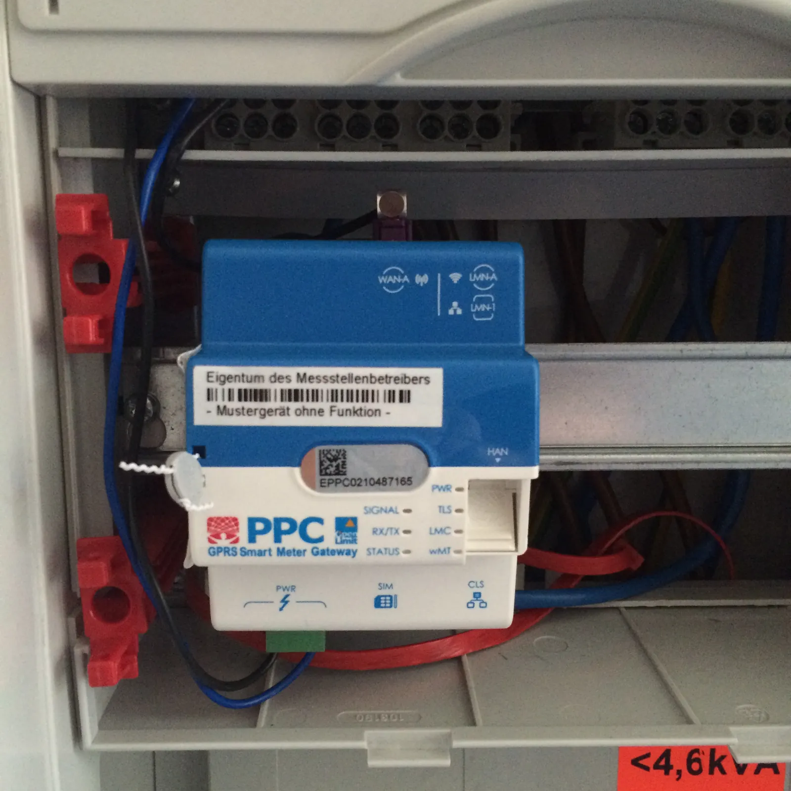 Ein Smart-Meter-Gateway im Zählerschrank, auf dem Etikett steht „Eigentum des Messstellenbetreibers“.