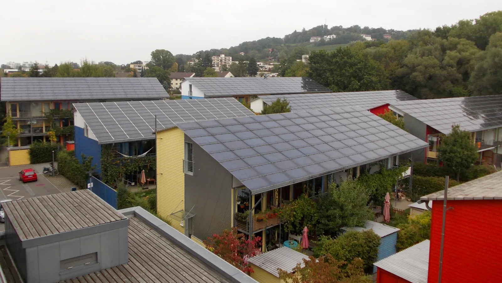 Reihenhäuser in Freiburg im Breisgau mit Solaranlagen auf fast allen Dächern.